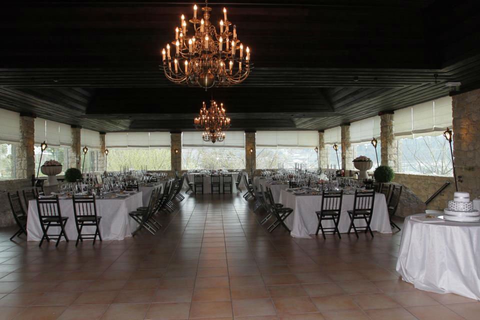 Eventos Corporativos — salão de evento com lustres e mesas postas