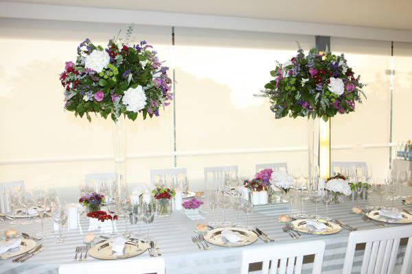 Cocktails e Receções — mesa de receção com centros florais altos na Quinta de Caslopo